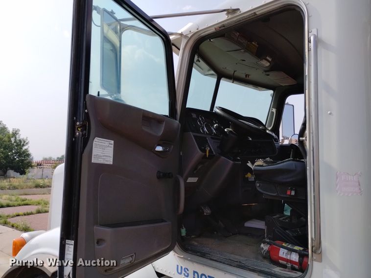 image for item DQ6167 2015 Peterbilt 365 hydrovac truck