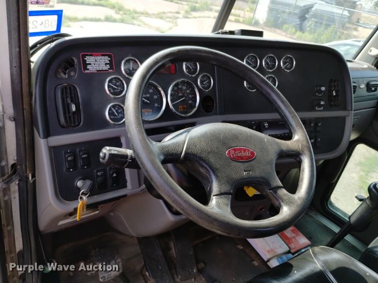 image for item DQ6167 2015 Peterbilt 365 hydrovac truck