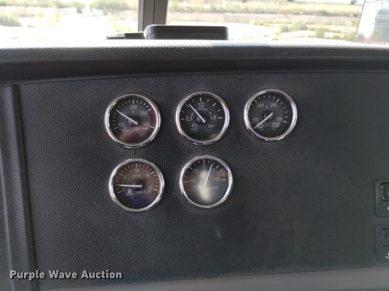 image for item DQ6167 2015 Peterbilt 365 hydrovac truck