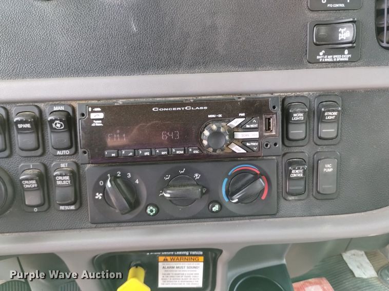 image for item DQ6167 2015 Peterbilt 365 hydrovac truck