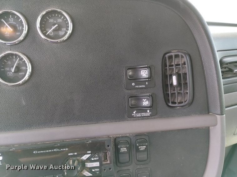 image for item DQ6167 2015 Peterbilt 365 hydrovac truck