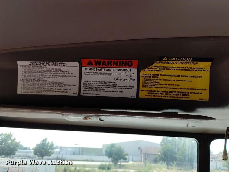 image for item DQ6167 2015 Peterbilt 365 hydrovac truck