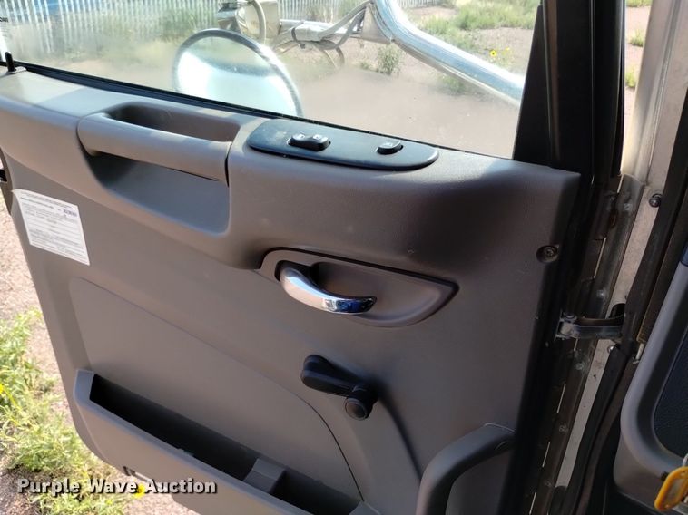 image for item DQ6167 2015 Peterbilt 365 hydrovac truck