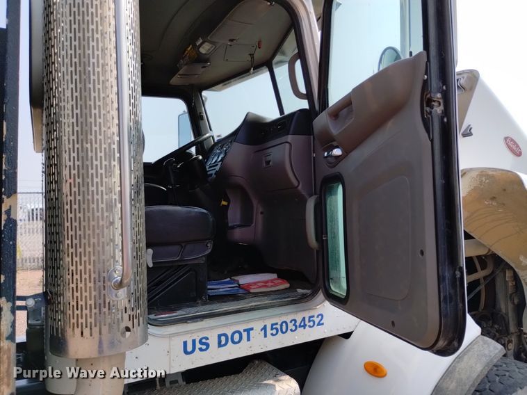 image for item DQ6167 2015 Peterbilt 365 hydrovac truck