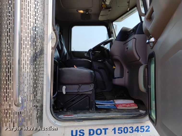 image for item DQ6167 2015 Peterbilt 365 hydrovac truck