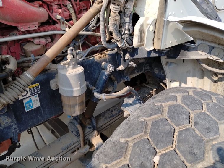 image for item DQ6167 2015 Peterbilt 365 hydrovac truck