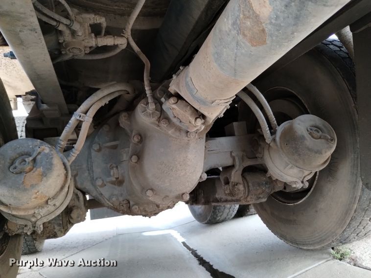 image for item DQ6167 2015 Peterbilt 365 hydrovac truck