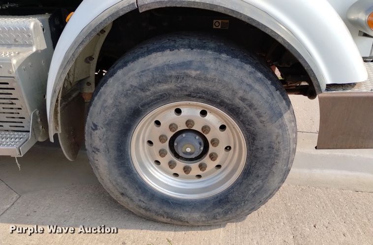 image for item DQ6167 2015 Peterbilt 365 hydrovac truck