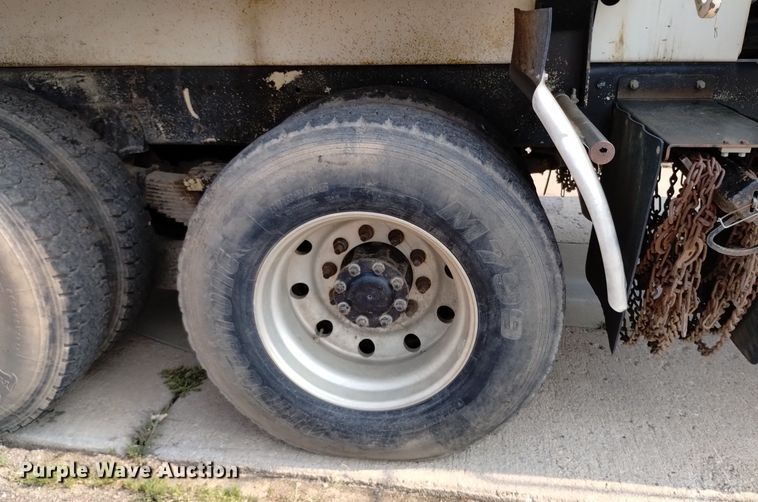 image for item DQ6167 2015 Peterbilt 365 hydrovac truck