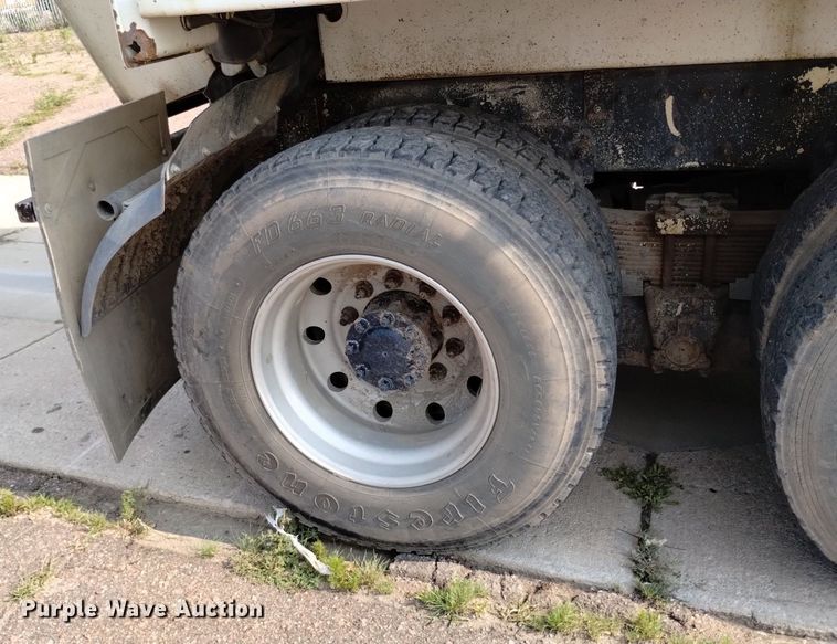 image for item DQ6167 2015 Peterbilt 365 hydrovac truck