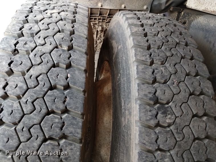 image for item DQ6167 2015 Peterbilt 365 hydrovac truck