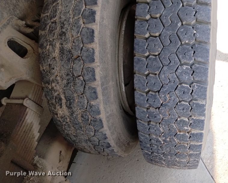 image for item DQ6167 2015 Peterbilt 365 hydrovac truck