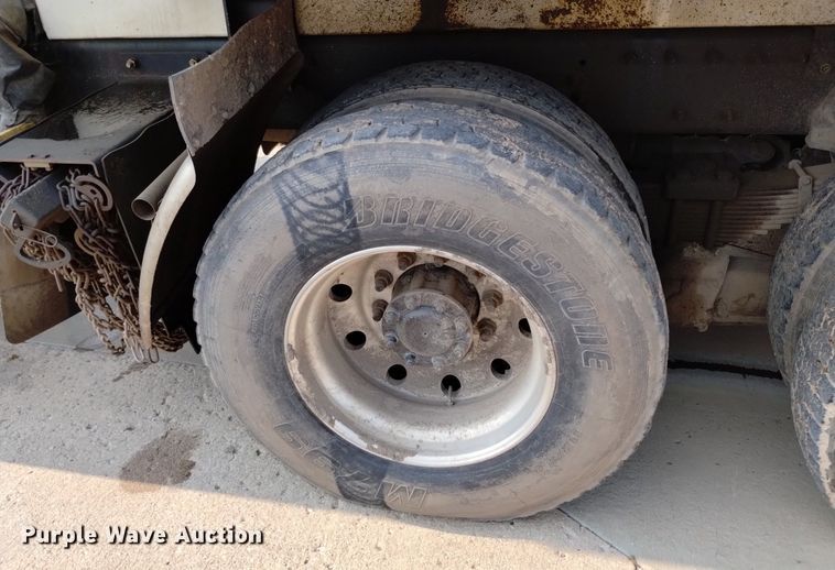 image for item DQ6167 2015 Peterbilt 365 hydrovac truck