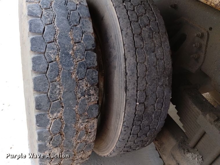 image for item DQ6167 2015 Peterbilt 365 hydrovac truck