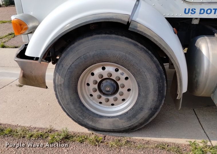 image for item DQ6167 2015 Peterbilt 365 hydrovac truck