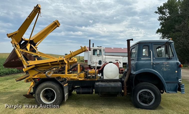 image for item DQ6857 1980 International Harvester Cargostar 1850 B truck cab and chassis with tree spade