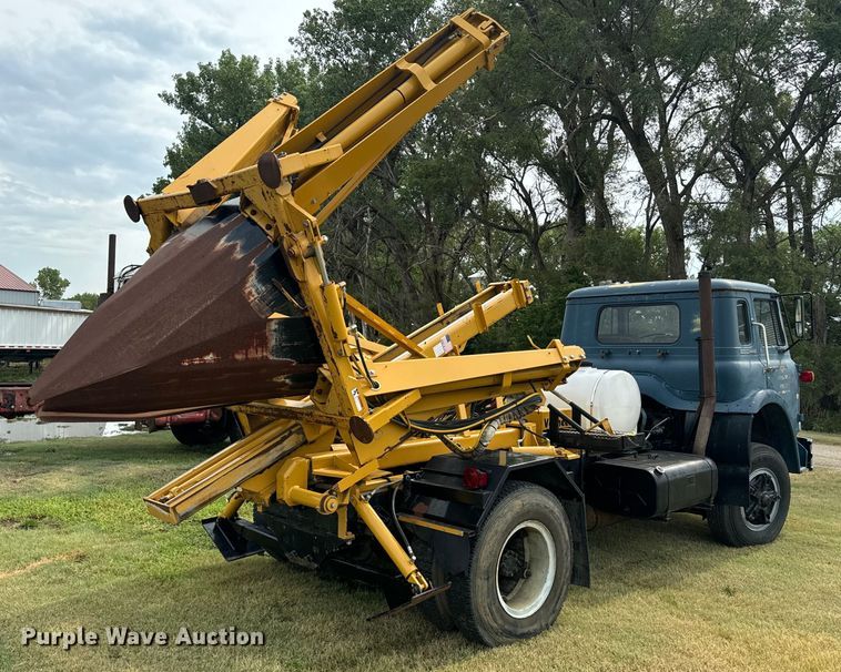 image for item DQ6857 1980 International Harvester Cargostar 1850 B truck cab and chassis with tree spade