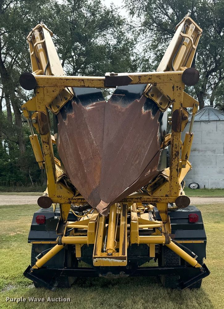 image for item DQ6857 1980 International Harvester Cargostar 1850 B truck cab and chassis with tree spade