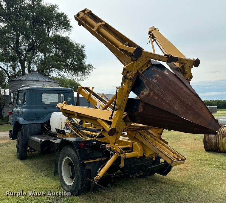 image for item DQ6857 1980 International Harvester Cargostar 1850 B truck cab and chassis with tree spade