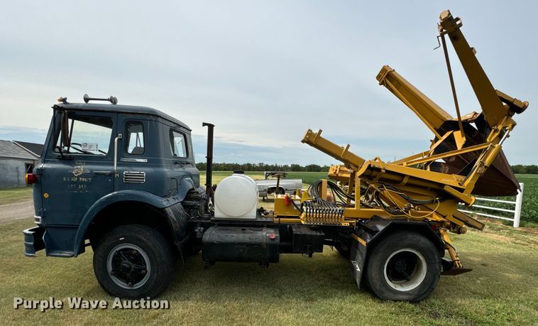 image for item DQ6857 1980 International Harvester Cargostar 1850 B truck cab and chassis with tree spade