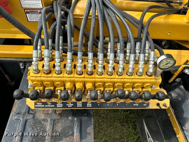 image for item DQ6857 1980 International Harvester Cargostar 1850 B truck cab and chassis with tree spade