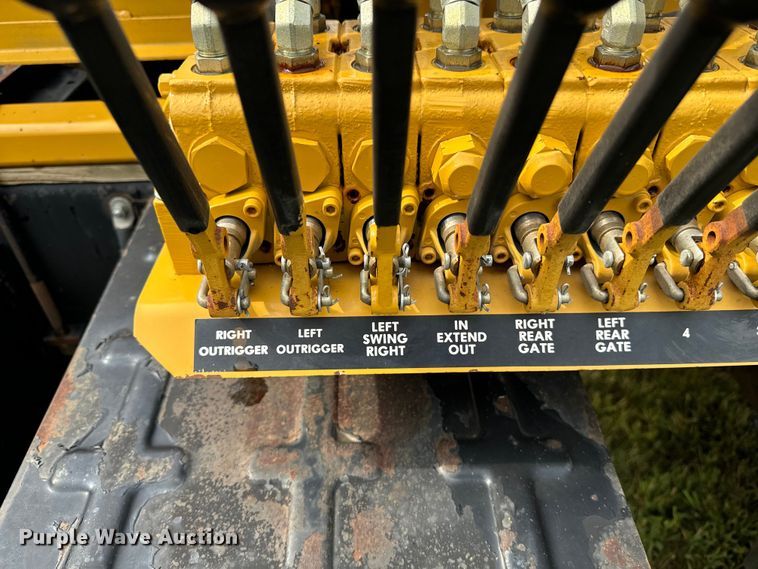 image for item DQ6857 1980 International Harvester Cargostar 1850 B truck cab and chassis with tree spade