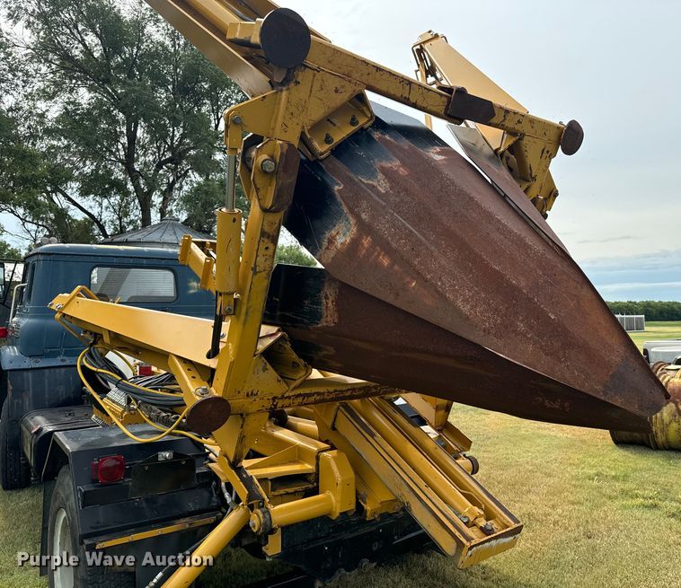 image for item DQ6857 1980 International Harvester Cargostar 1850 B truck cab and chassis with tree spade