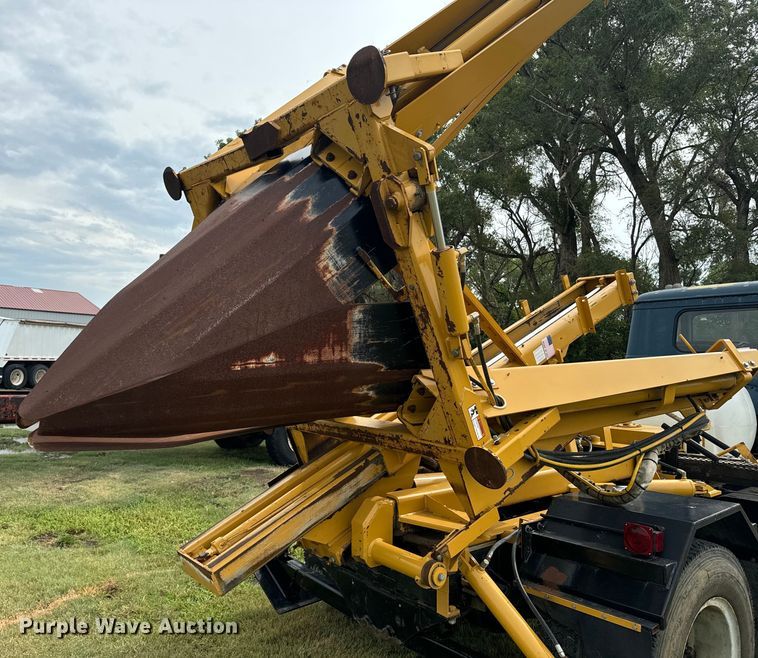 image for item DQ6857 1980 International Harvester Cargostar 1850 B truck cab and chassis with tree spade