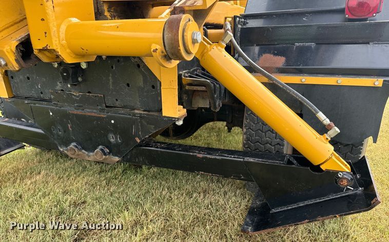 image for item DQ6857 1980 International Harvester Cargostar 1850 B truck cab and chassis with tree spade