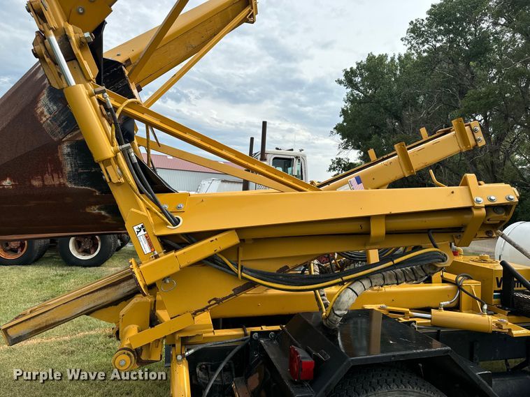 image for item DQ6857 1980 International Harvester Cargostar 1850 B truck cab and chassis with tree spade