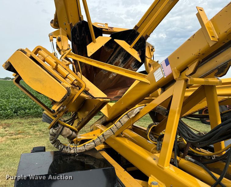 image for item DQ6857 1980 International Harvester Cargostar 1850 B truck cab and chassis with tree spade