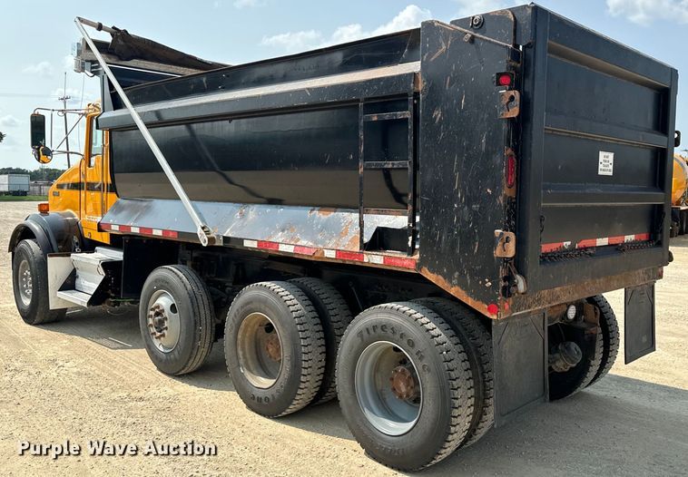 image for item DQ6889 2006 Kenworth T800 dump truck