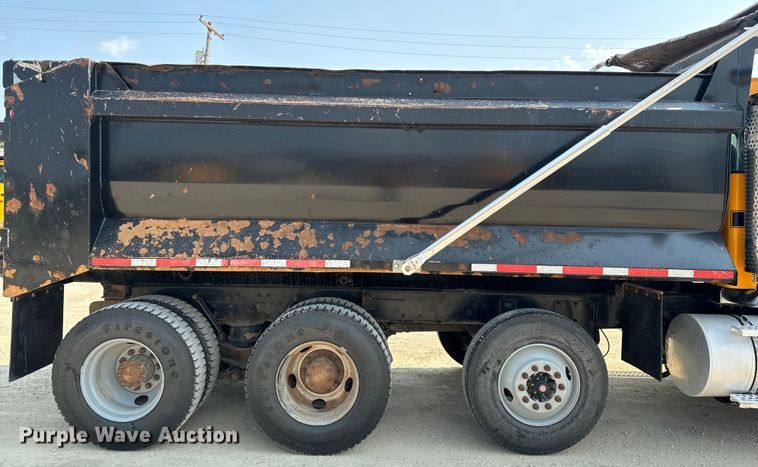 image for item DQ6889 2006 Kenworth T800 dump truck