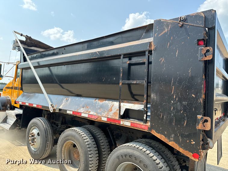 image for item DQ6889 2006 Kenworth T800 dump truck