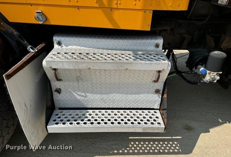 image for item DQ6889 2006 Kenworth T800 dump truck