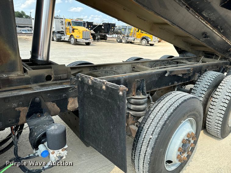 image for item DQ6889 2006 Kenworth T800 dump truck