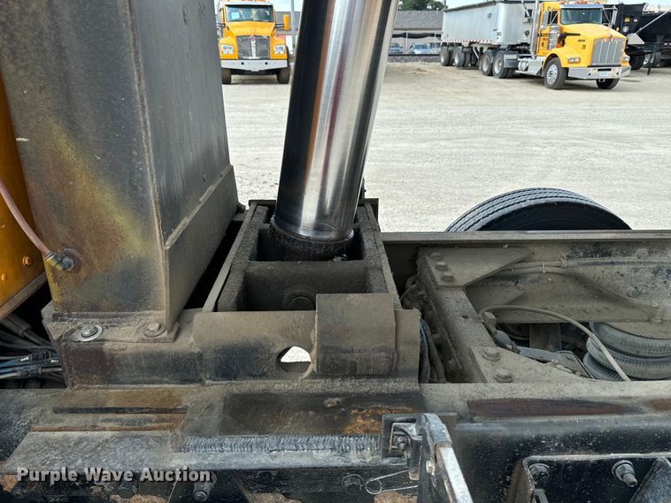 image for item DQ6889 2006 Kenworth T800 dump truck