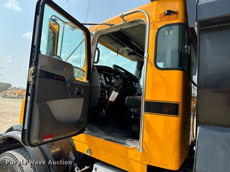 image for item DQ6889 2006 Kenworth T800 dump truck