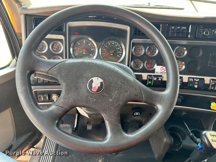 image for item DQ6889 2006 Kenworth T800 dump truck