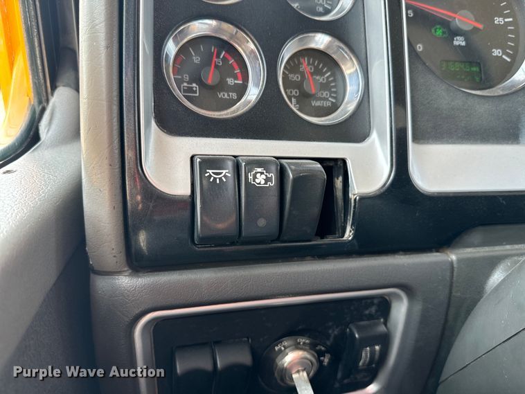 image for item DQ6889 2006 Kenworth T800 dump truck