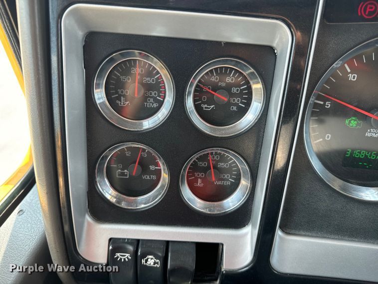 image for item DQ6889 2006 Kenworth T800 dump truck