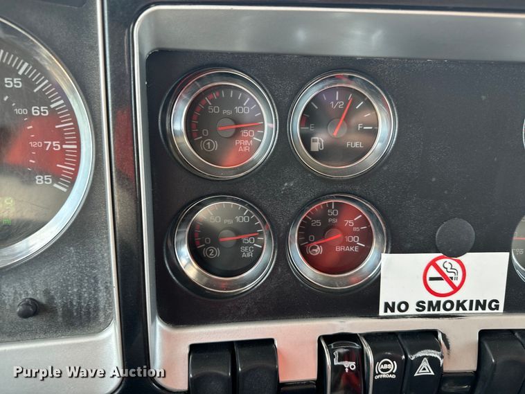 image for item DQ6889 2006 Kenworth T800 dump truck