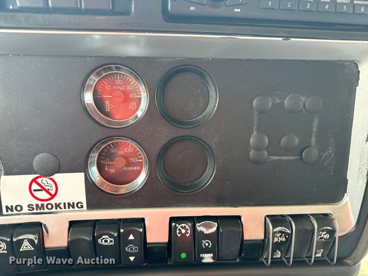 image for item DQ6889 2006 Kenworth T800 dump truck