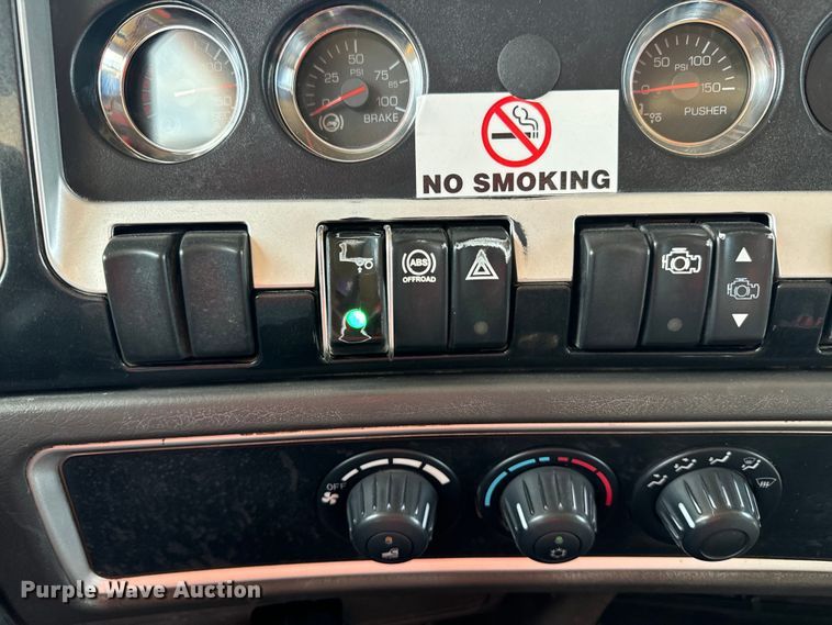 image for item DQ6889 2006 Kenworth T800 dump truck