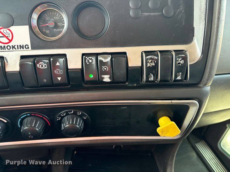 image for item DQ6889 2006 Kenworth T800 dump truck