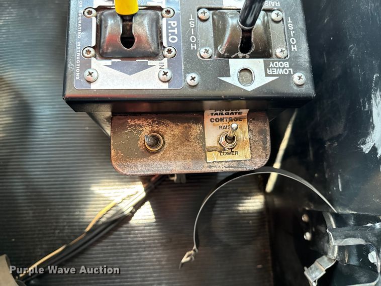 image for item DQ6889 2006 Kenworth T800 dump truck