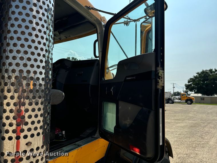 image for item DQ6889 2006 Kenworth T800 dump truck