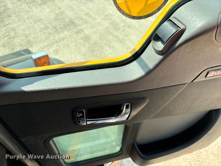 image for item DQ6889 2006 Kenworth T800 dump truck