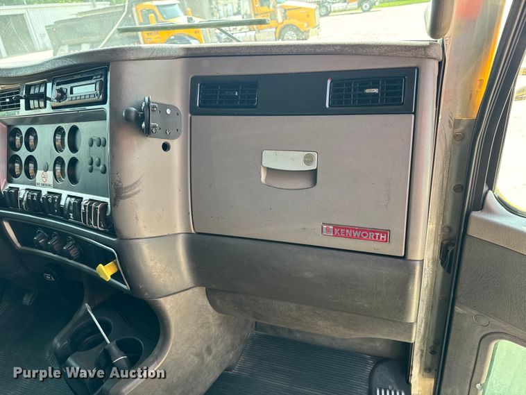 image for item DQ6889 2006 Kenworth T800 dump truck