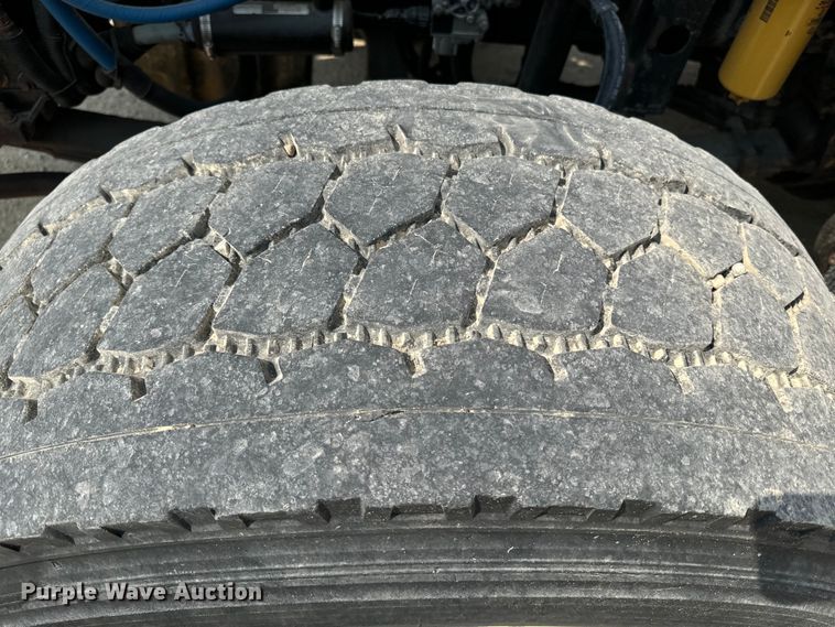 image for item DQ6889 2006 Kenworth T800 dump truck